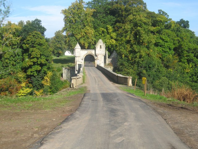 File:A grand entrance at Milton-Lockhart - geograph.org.uk - 3676991.jpg