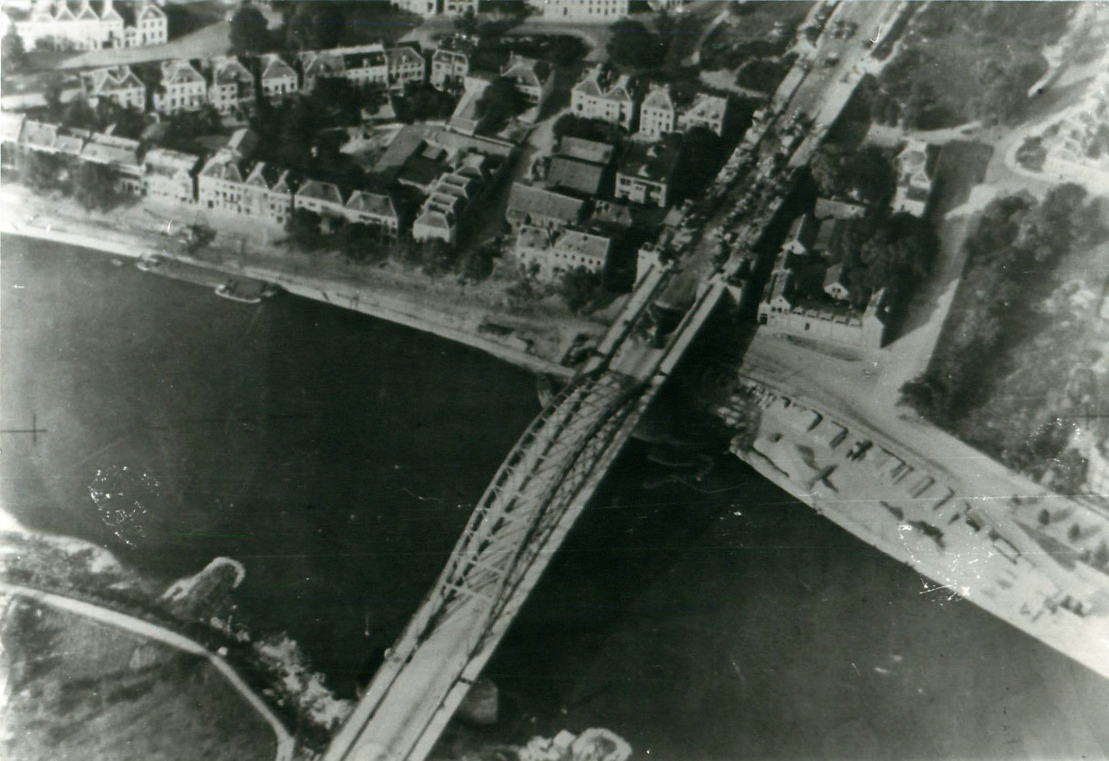Aerial view of the bridge over the Neder Rijn, Arnhem.jpg