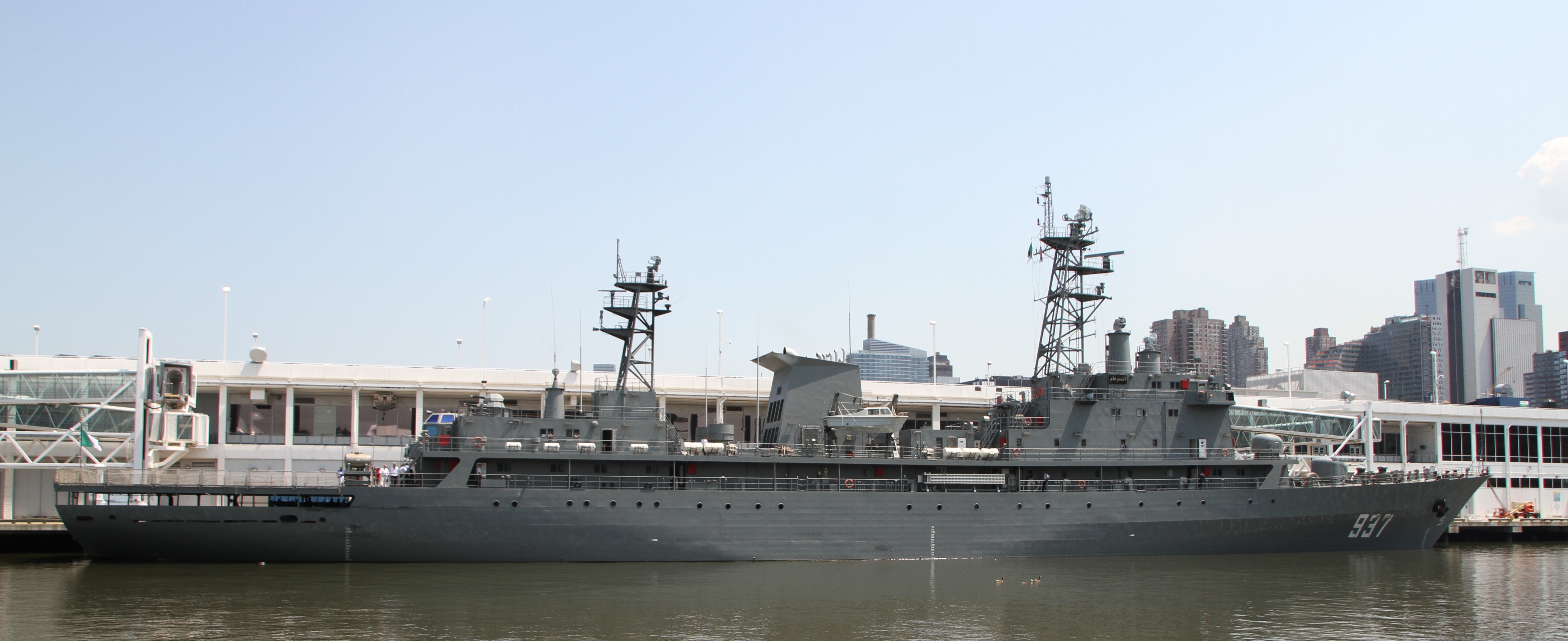 صور السفينة الجزائرية  " الصومام 937 " - صفحة 2 Algerie_Navy_training_Ship_Soumman_in_New_York_City_IMG_2082