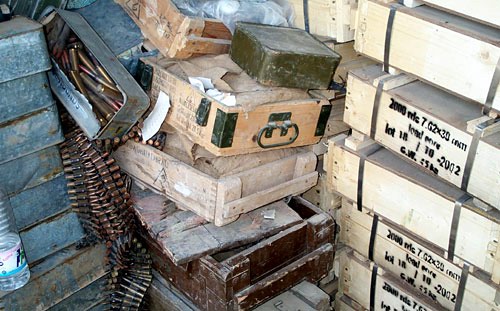 https://upload.wikimedia.org/wikipedia/commons/f/fa/Boxes_of_ammunition_iraq.jpg