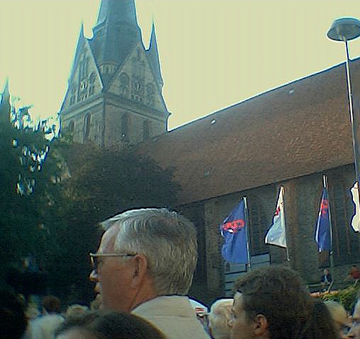 File:CDU-BundestagsWahlkampf mit Helmut Kohl, in Flensburg, Südermarkt, 2002 (Bild 2) - CDU-Fahnen auf der Plattform.JPG