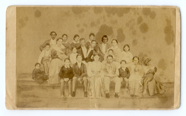 Чанг и энг сиамские. Чанг и энг Банкеры с женами. Аделаиде и Саре Энн Эйтс. Сиамские Близнецы 1811 год Сиам. Чанг энг Баркер.