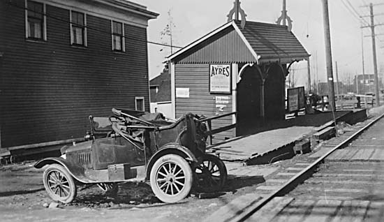 File:Collingwood Station on the B.C.E.R. Central Park Line 1930s CVA 677-386.jpg