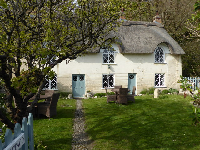 File:Cove Cottage, Lulworth Cove, Dorset - geograph.org.uk - 4940123.jpg