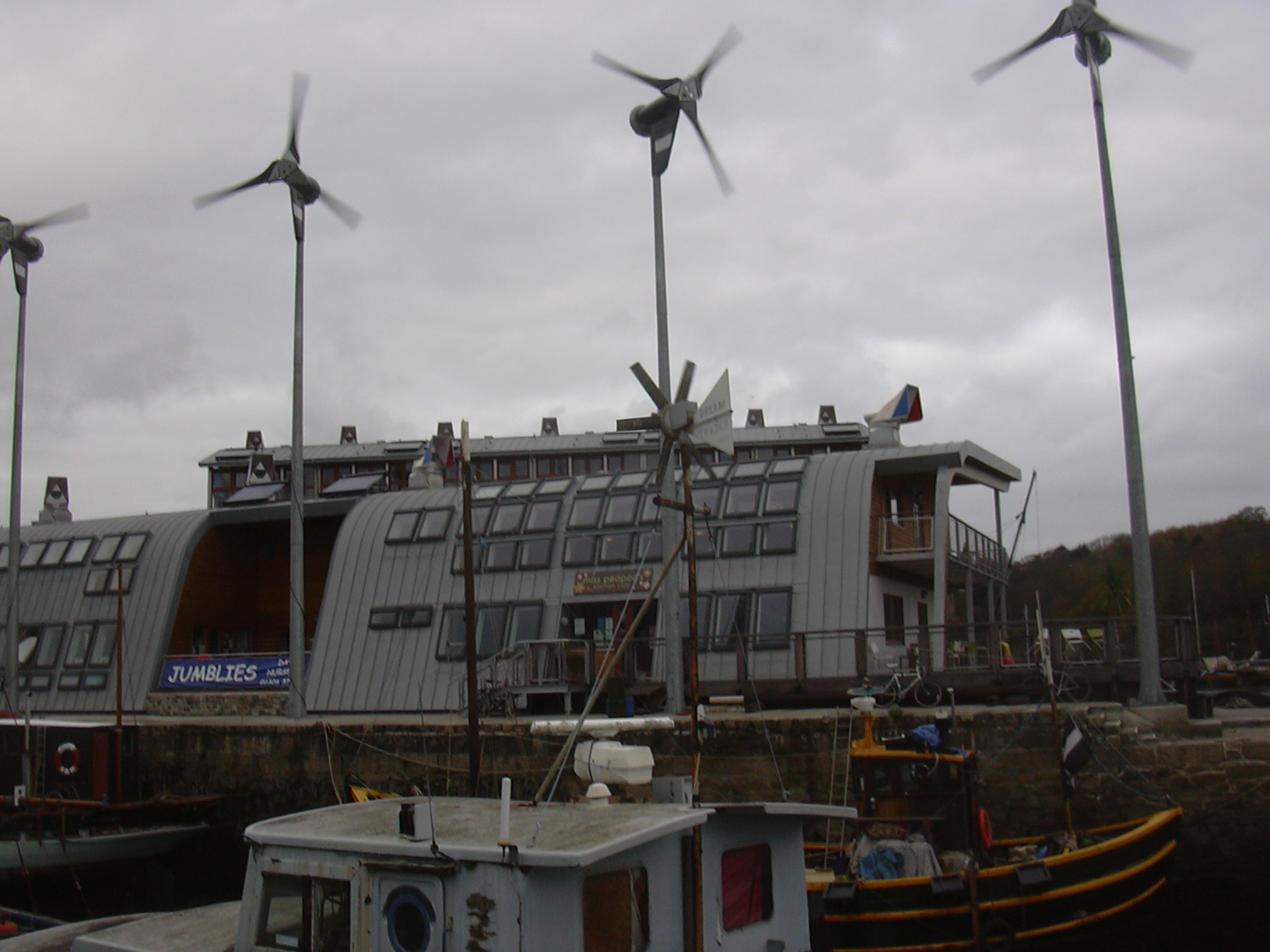 https://upload.wikimedia.org/wikipedia/commons/f/fa/DSCN1955JubileeWharfPenryn.jpg