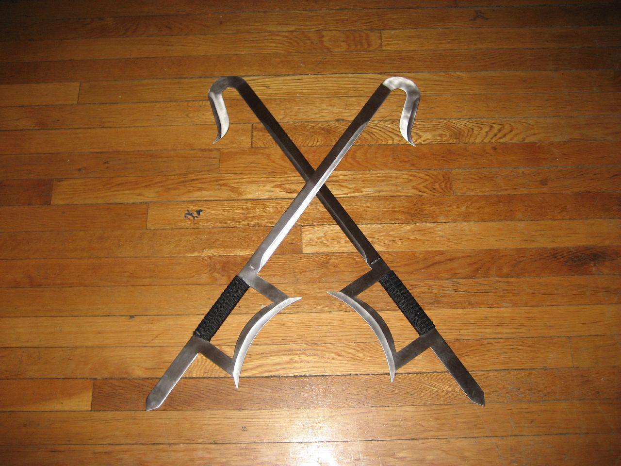 https://upload.wikimedia.org/wikipedia/commons/f/fa/Double_Hook_Swords.jpg