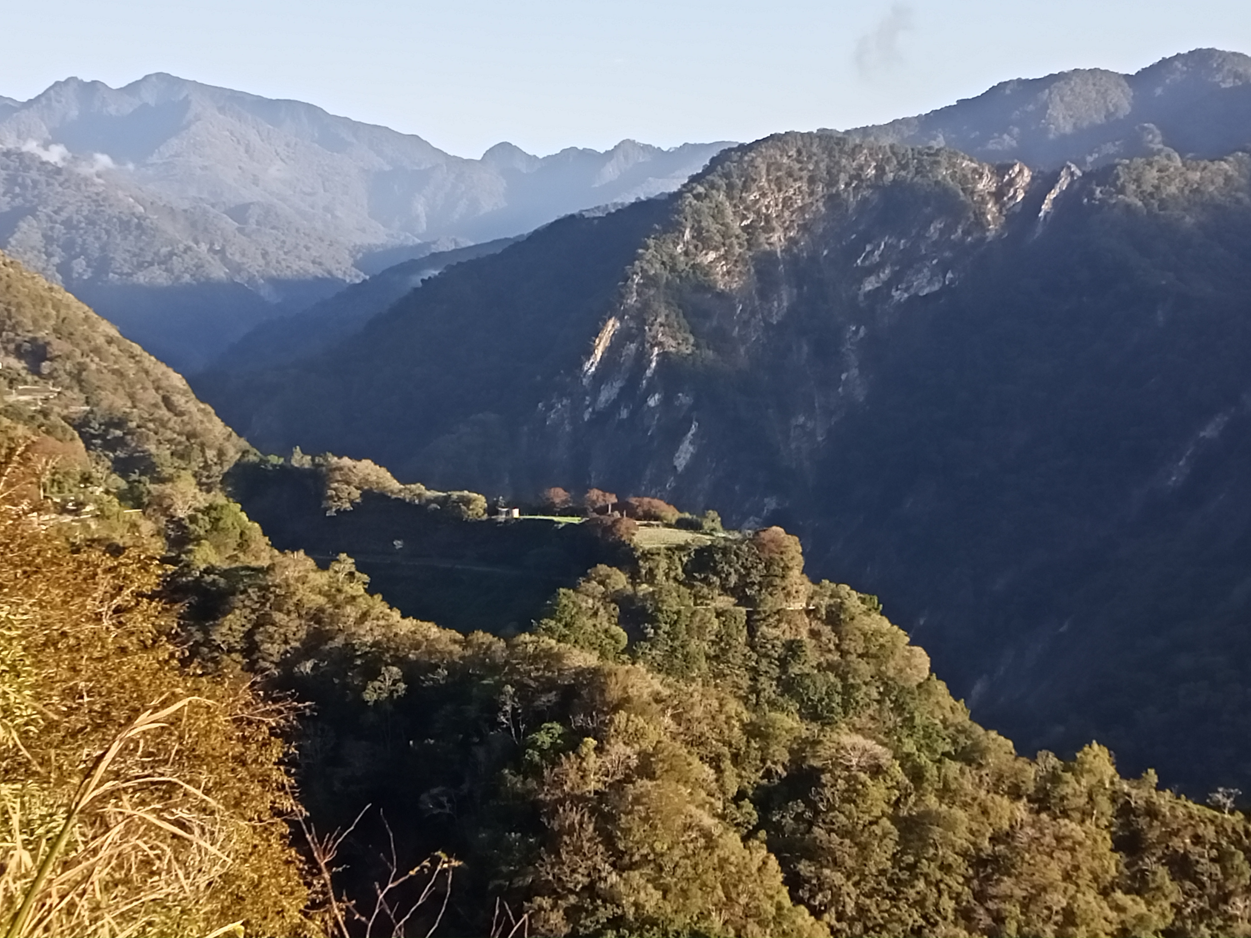 Surrounded by mountains. Гора бай Фэй.