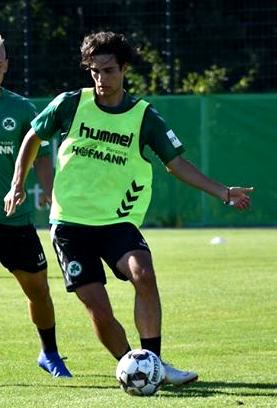 Elias Abouchabaka Greuther Fürth Training