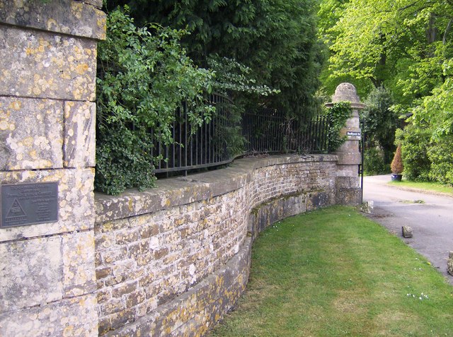 File:Entrance to Redlynch Park - geograph.org.uk - 459960.jpg