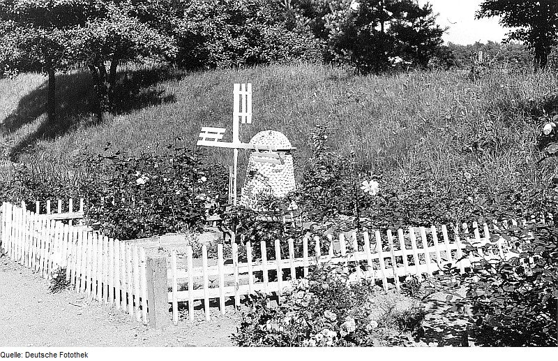 File:Fotothek df rp-c 0560061 Reichenbach-O.L.-Zoblitz. Windmühlenmodell, um 1920-30 gebaut, auf dem Bahnhofsg.jpg