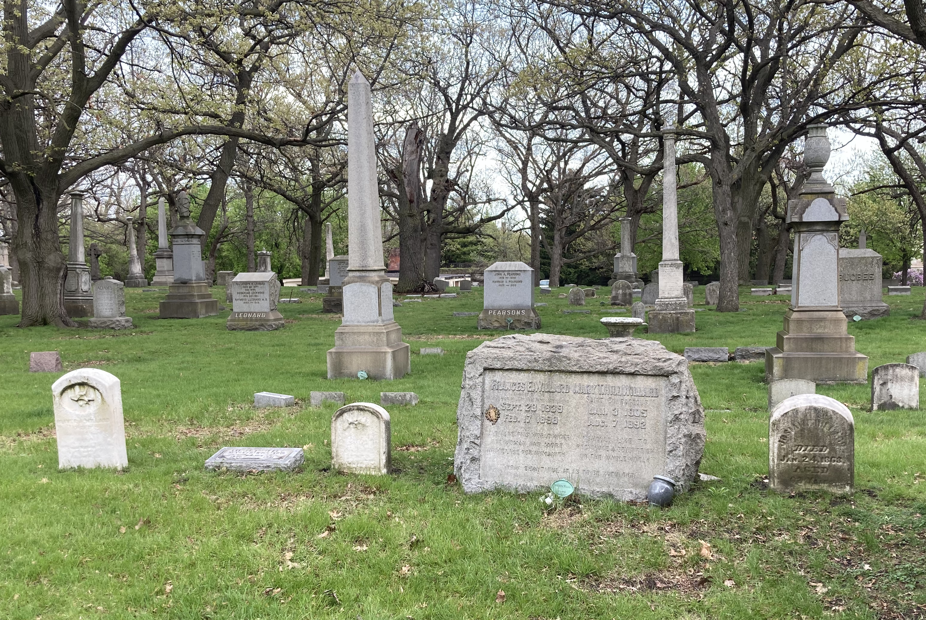 Willard's grave (rightmost) at Rosehill Cemetery