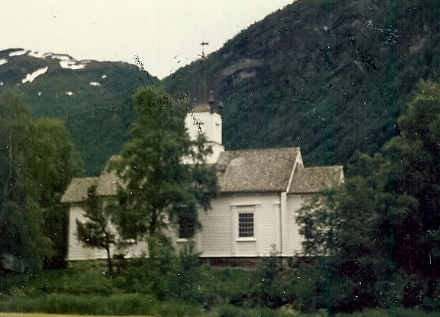 File:Holsen kyrkje.jpg