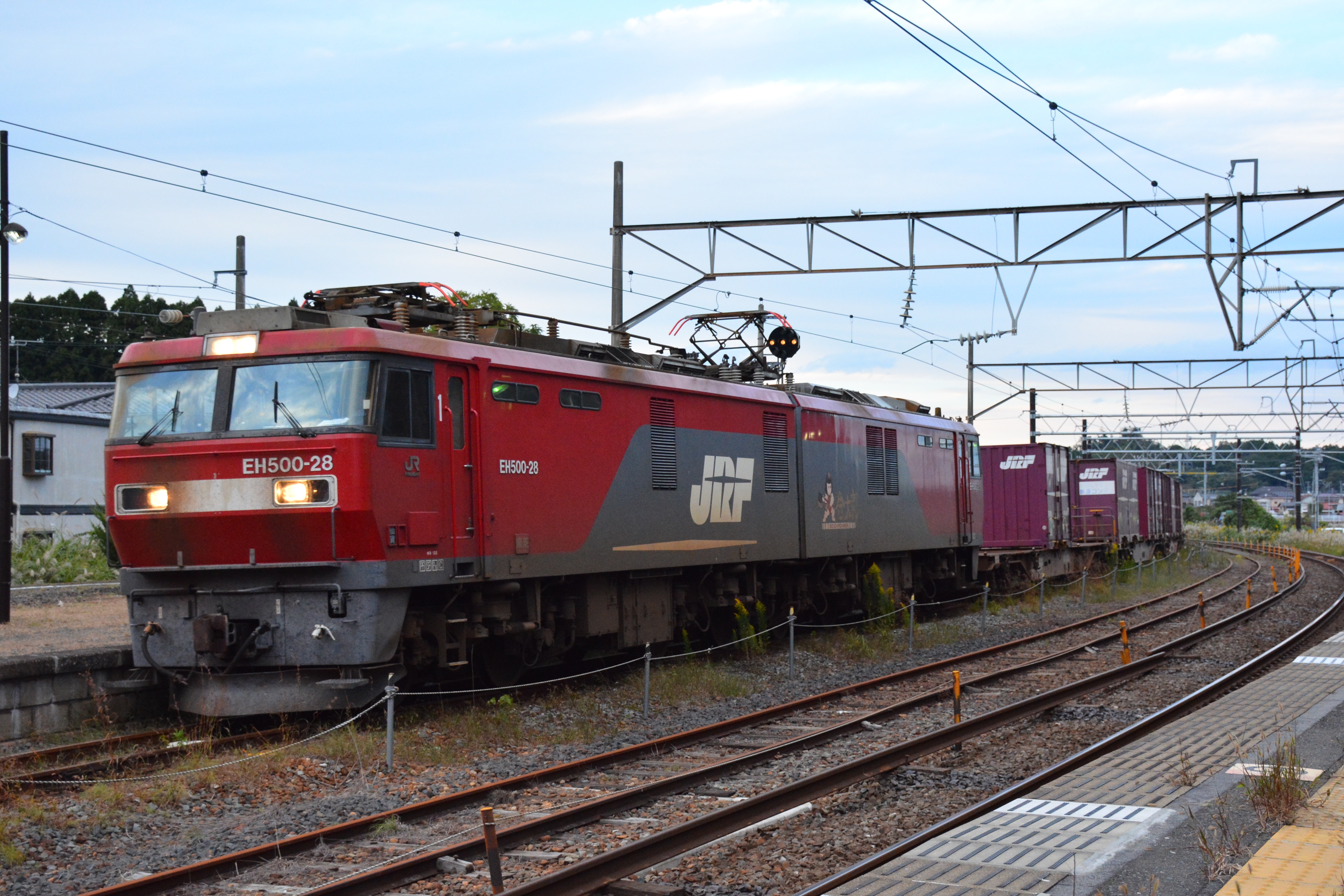 File:JRF EH500-led freight train in Matsushima Station 2016-10-10 