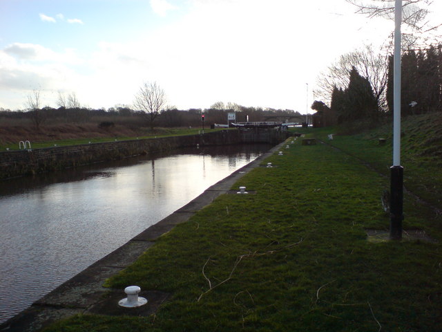 File:Lock gates on Aire and Calder Navigation - geograph.org.uk - 315976.jpg