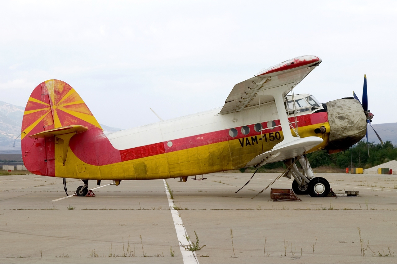 File:Macedonian Air Force Antonov An-2 Lofting.jpg - Wikimedia Commons