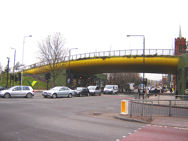 File:Mile end green bridge 1.jpg