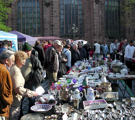 File:Nuernberger trempelmarkt 2005 lorenzkirche.jpg