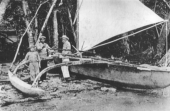 File:Oubeikei-Tomin and outrigger canoe circa 1930.JPG - Wikimedia