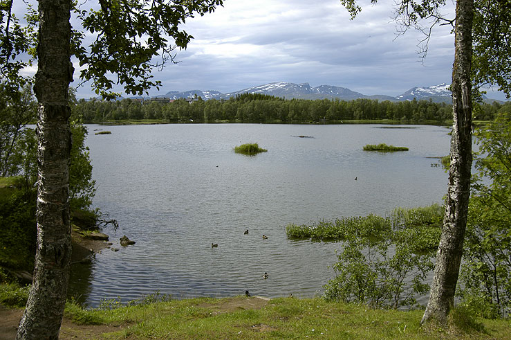 File:Prestvannet-Middagstind.jpg