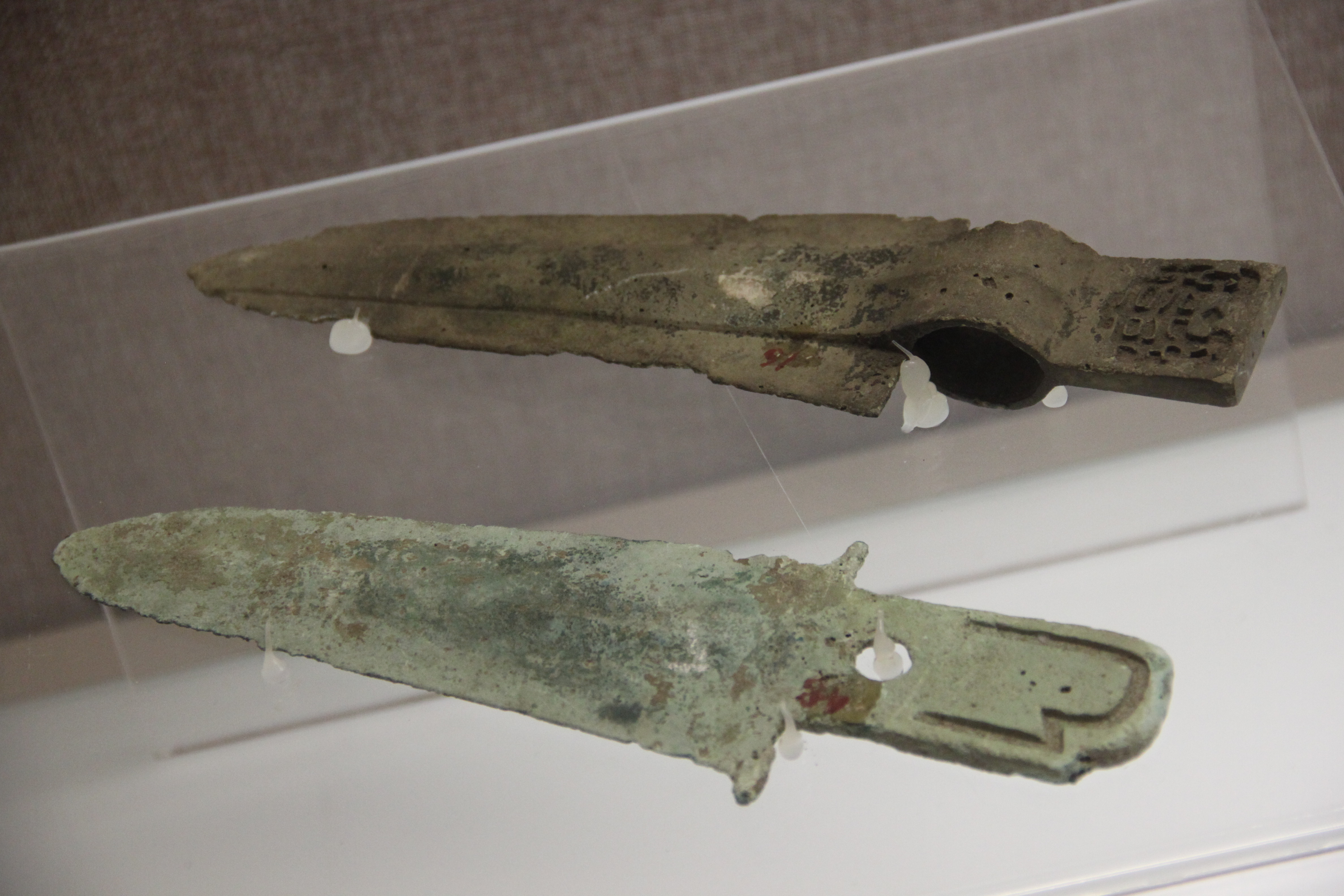 File:Two Bronze Knives - Shang Dynasty.jpg - Wikipedia