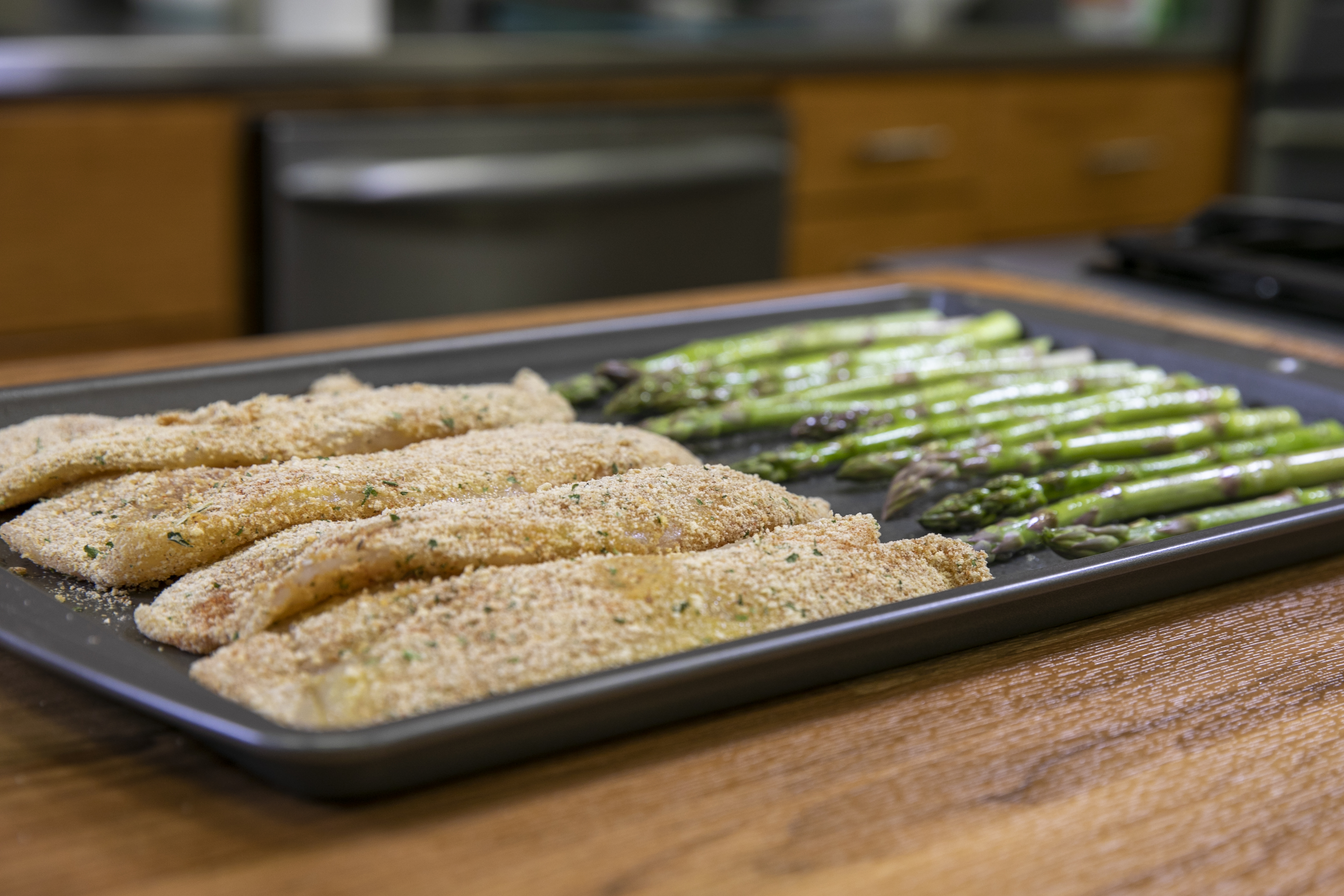 https://upload.wikimedia.org/wikipedia/commons/f/fa/Sheet_Pan_Tilapia_with_Asparagus.jpg