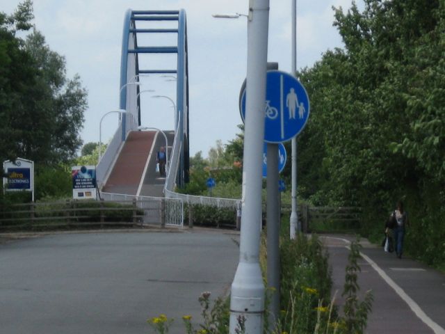 File:Southern approach to the Milton cycle bridge - geograph.org.uk - 863598.jpg