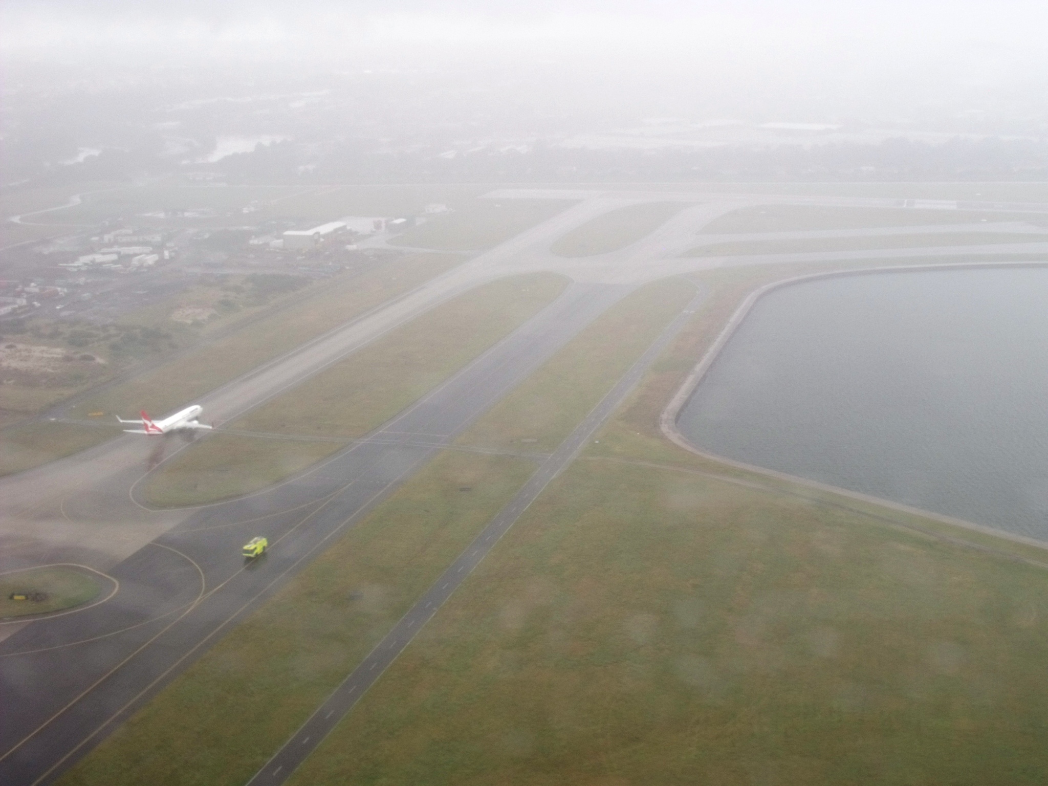 L'aéroport "international" de Porth Dwyrpen sous la pluie, le 15 avril 2011