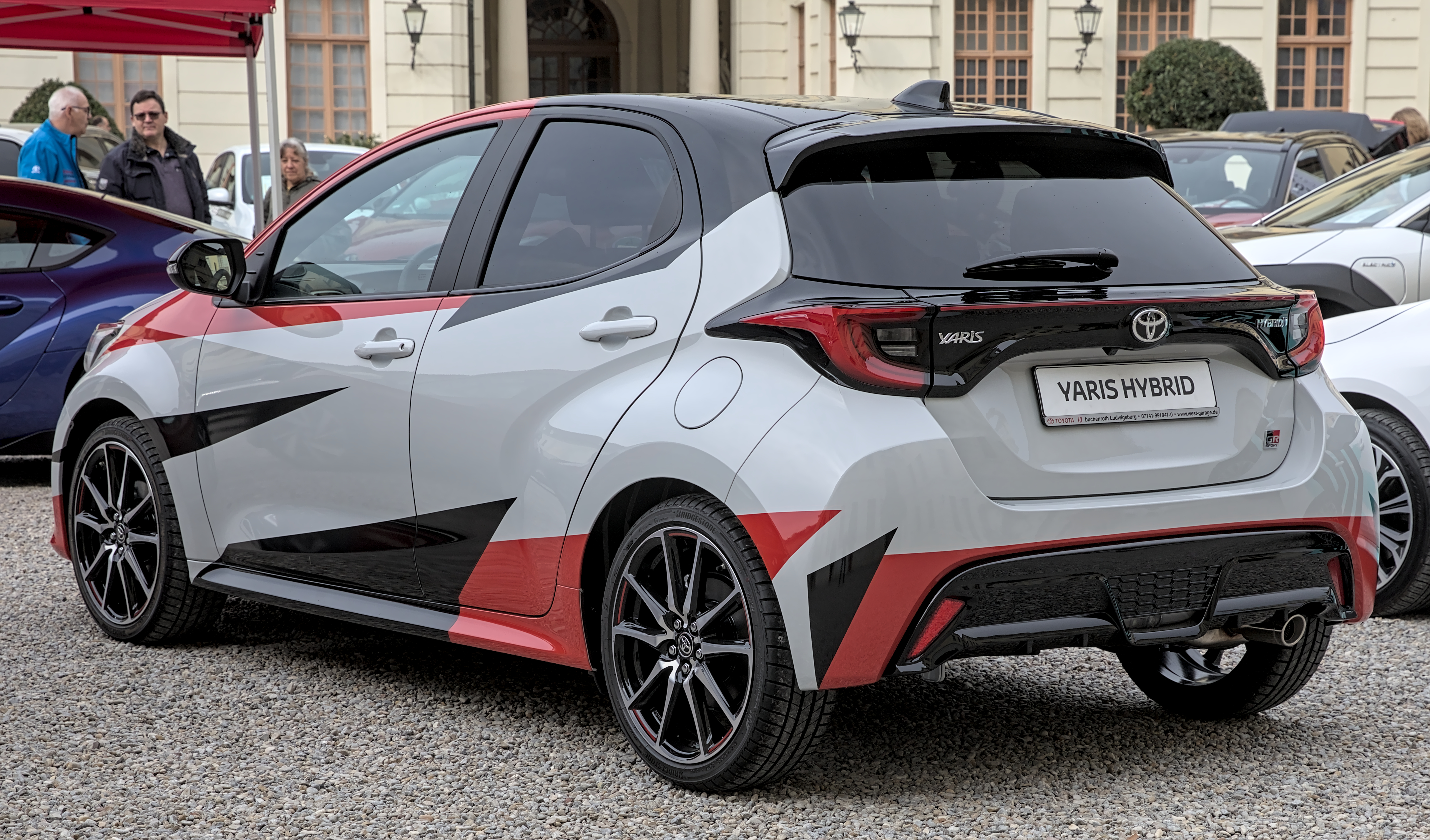 https://upload.wikimedia.org/wikipedia/commons/f/fa/Toyota_Yaris_Hybrid_GR_Sport_%28XP210%29_Automesse_Ludwigsburg_2022_1X7A5892.jpg