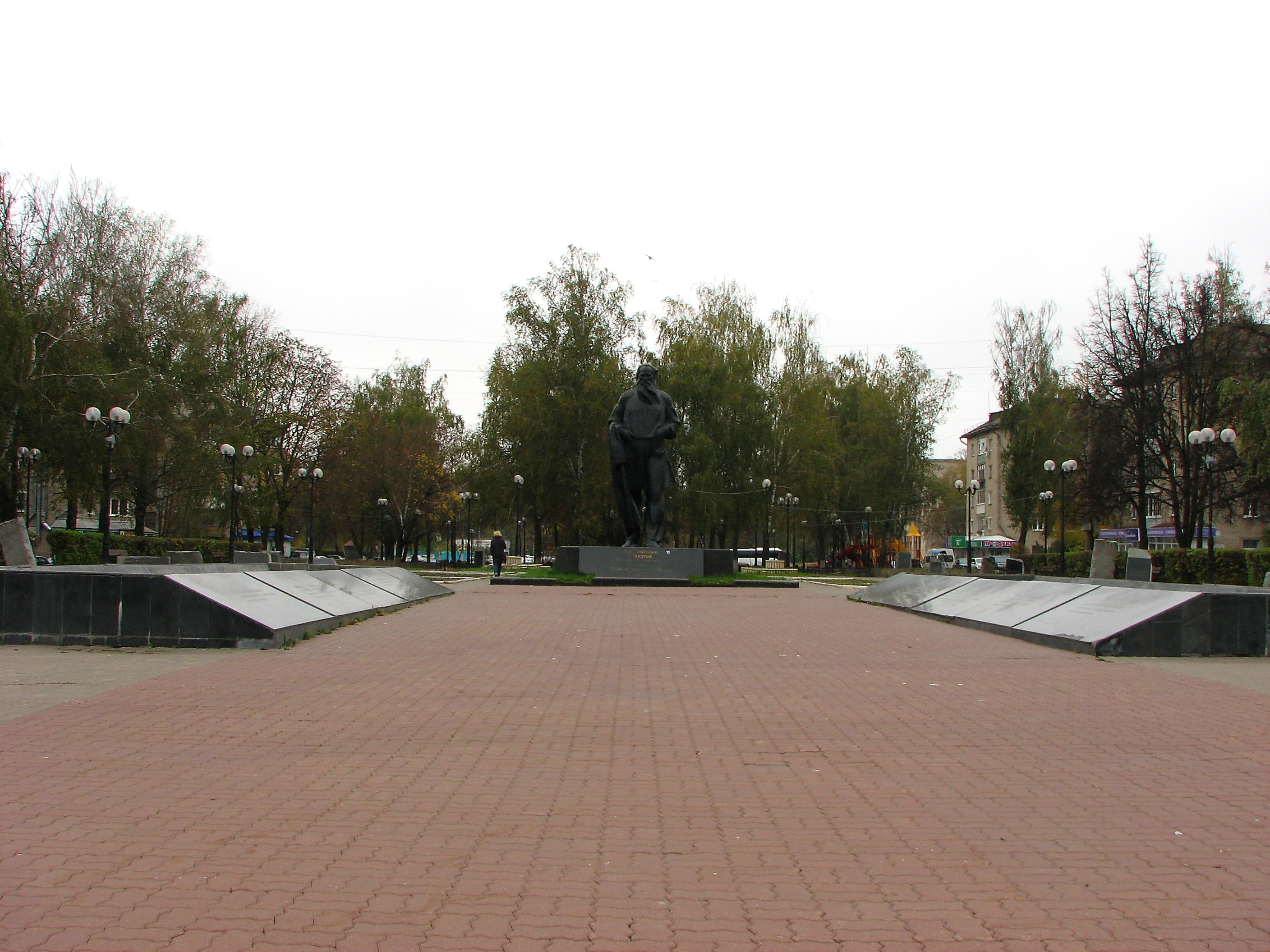 Лев толстой тула. Лев толстой памятник Тула. Памятник льву толстому Липецк. Евпатория памятник льву толстому. Памятник льву толстому (Тула).