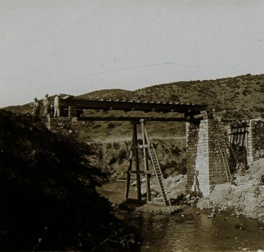 File:(26) - 25 Mai 1918 - Grèce Macédoine - Vallée de la Kodza - Mire du pont 5 sur calages (cropped).jpg