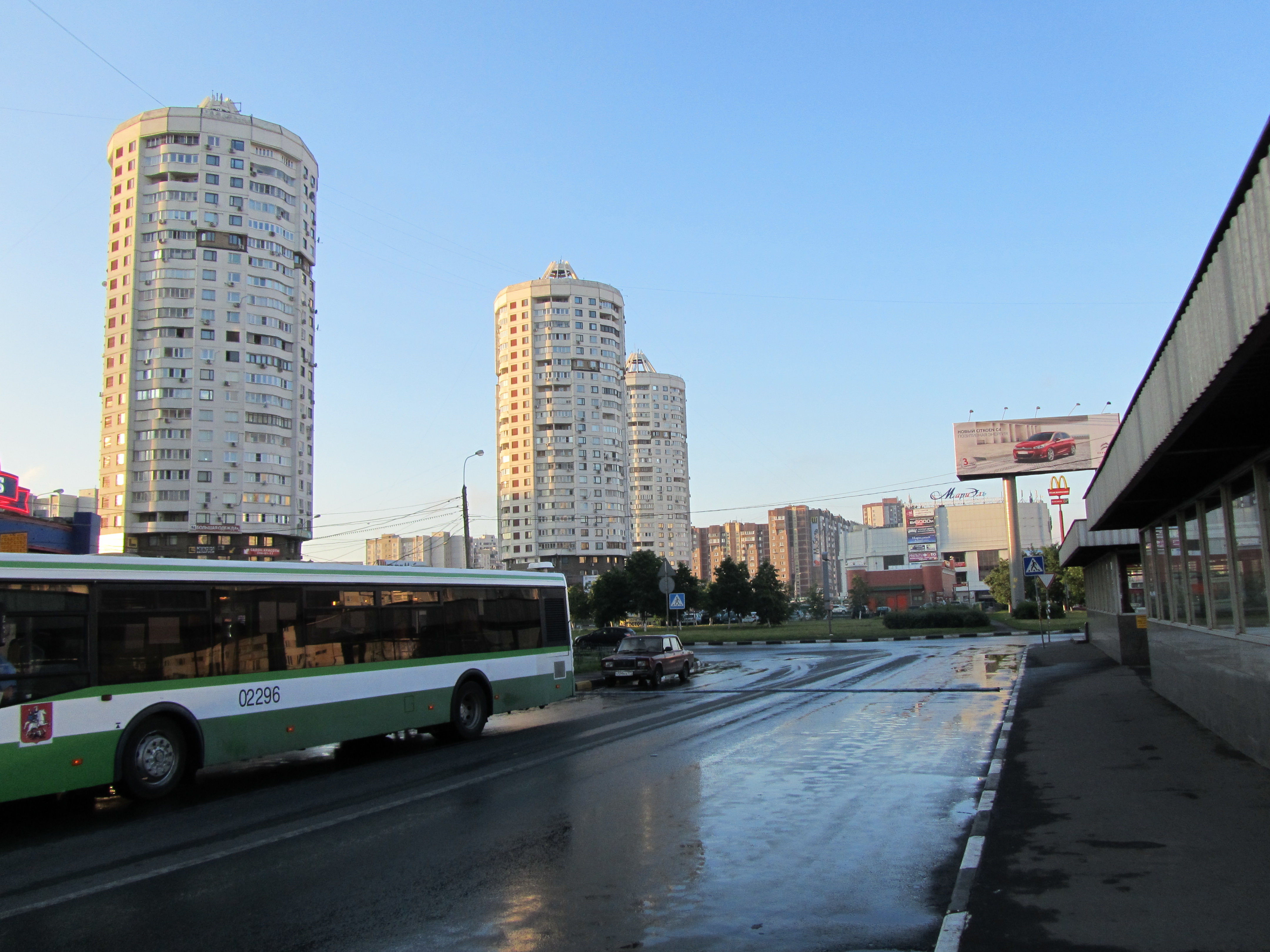 Метро марьино. Высотки Марьино. Высотки у метро Марьино. Жёлтые высотки в Марьино. Три одинаковые высотки на Марьино.