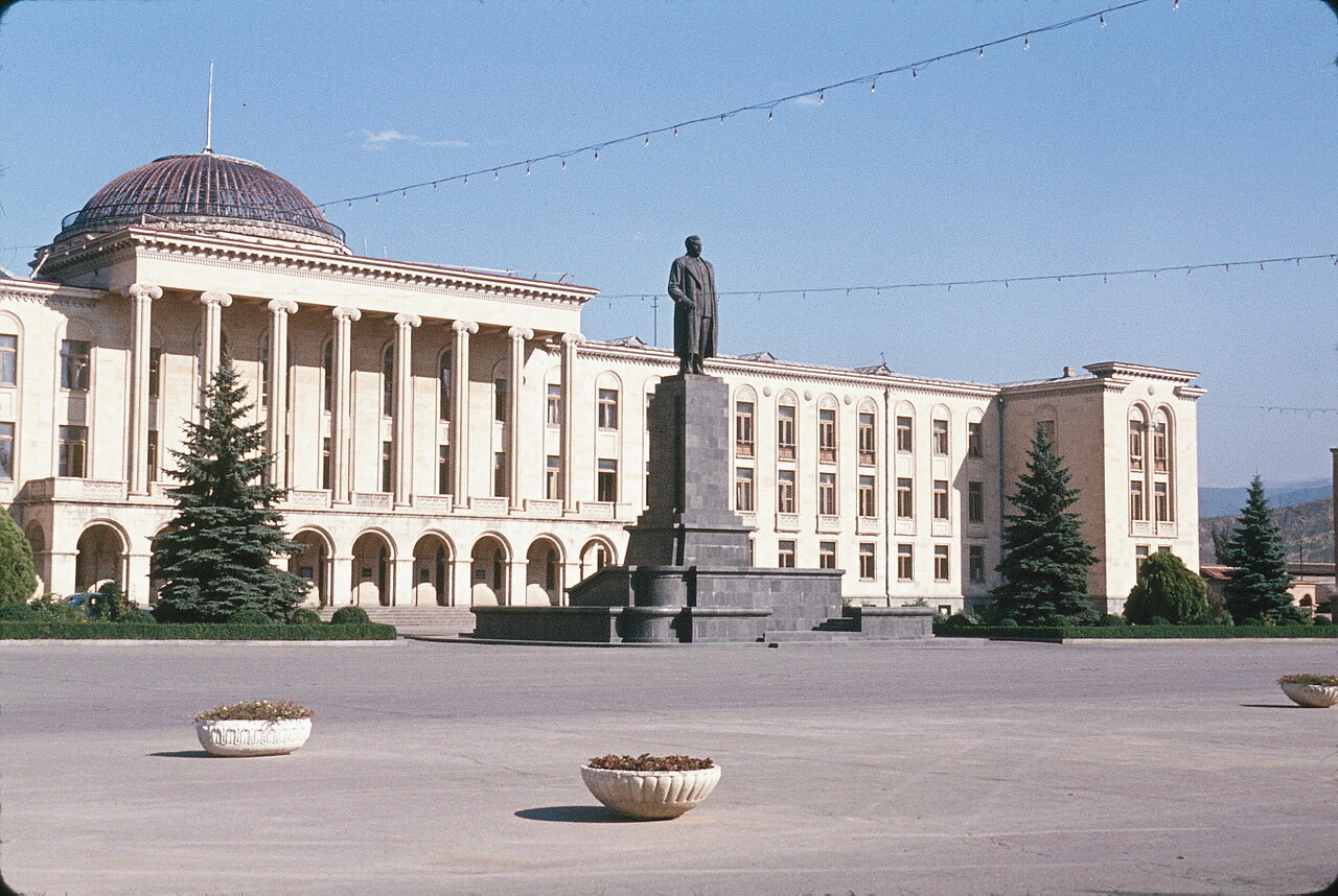 445 - Gori Central square. The last monument to Stalin.jpg