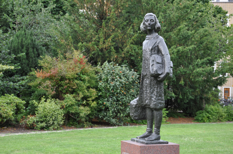 File:Anne Frank, Merwedeplein Amsterdam.JPG