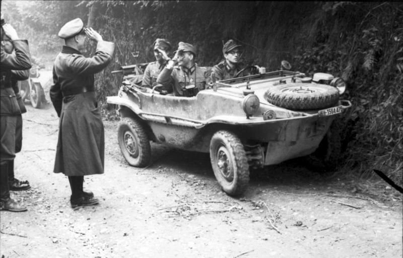 File:Bundesarchiv Bild 101I-721-0372-13A, Frankreich, Offiziere in Schwimmkübel.jpg