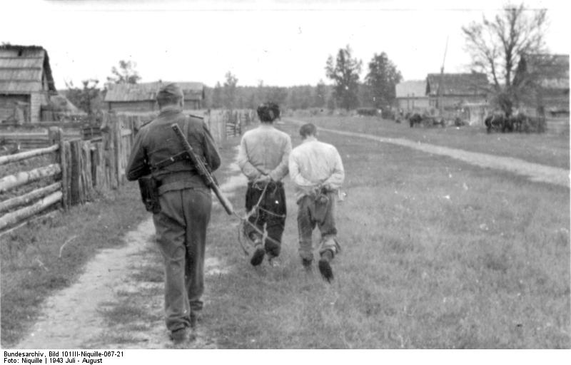 File:Bundesarchiv Bild 101III-Niquille-067-21, Russland, Festnahme von Partisanen.jpg