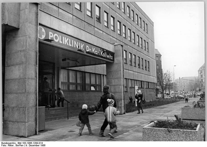 File:Bundesarchiv Bild 183-N0922-0019, Berlin, Volkspark Friedrichshain,  Schach- und Damespieler.jpg - Wikimedia Commons