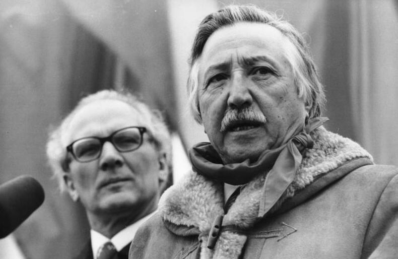 Corvalán (derecha) junto a [[Erich Honecker