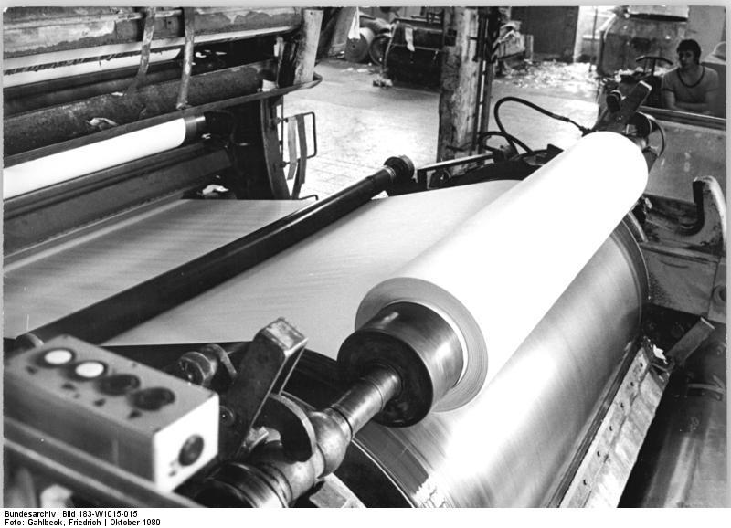 https://upload.wikimedia.org/wikipedia/commons/f/fb/Bundesarchiv_Bild_183-W1015-015%2C_Technitz%2C_Schreibpapier_AROS_aus_Altrohstoffen.jpg