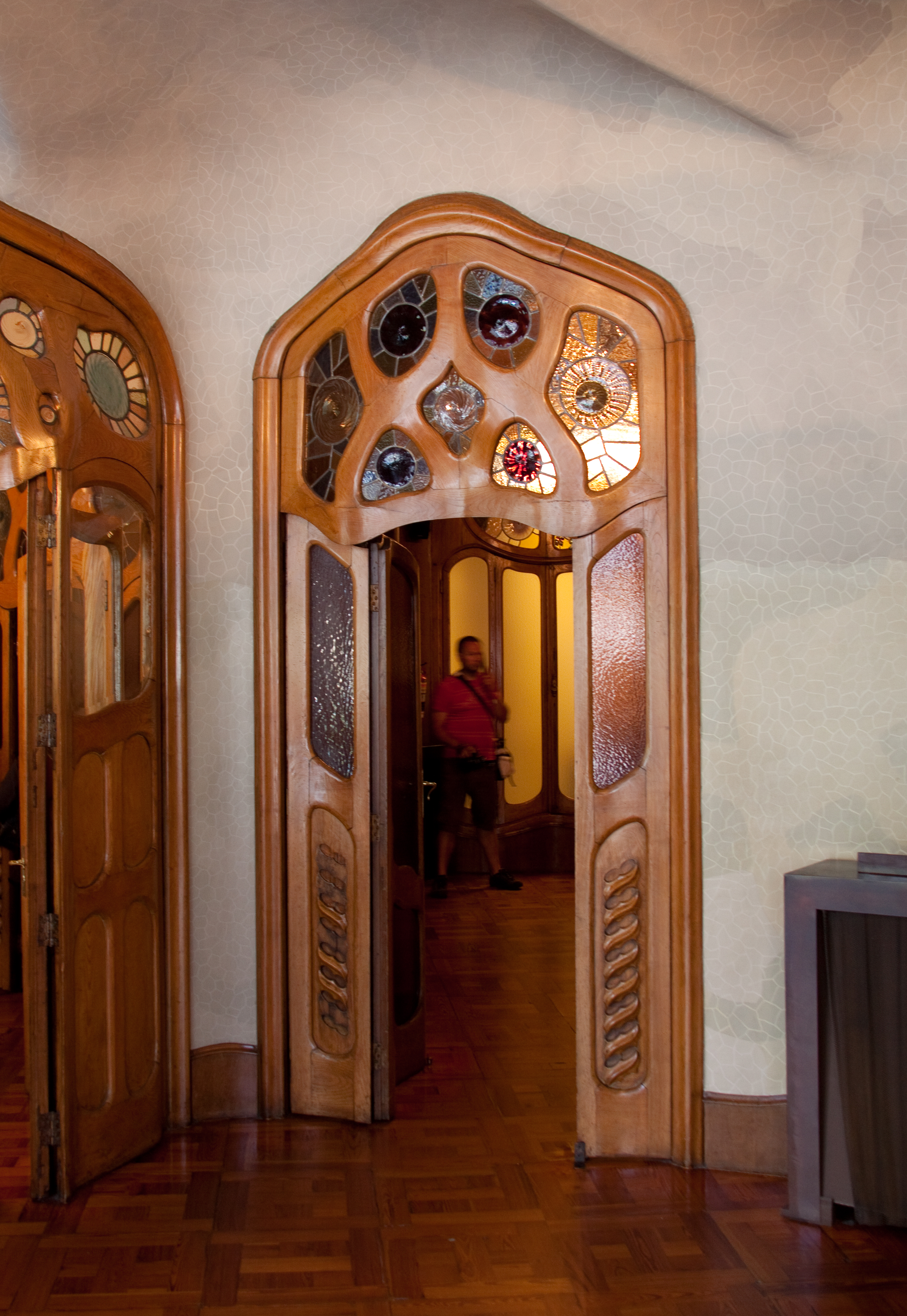 File Casa Batllo Doorway 5839486731 Jpg Wikimedia Commons