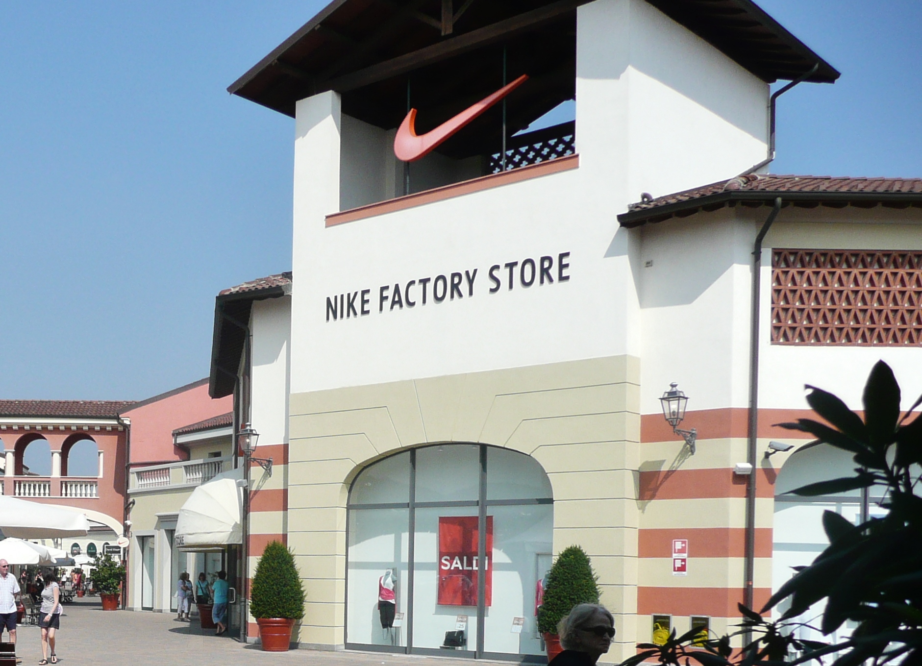 negozio nike outlet serravalle