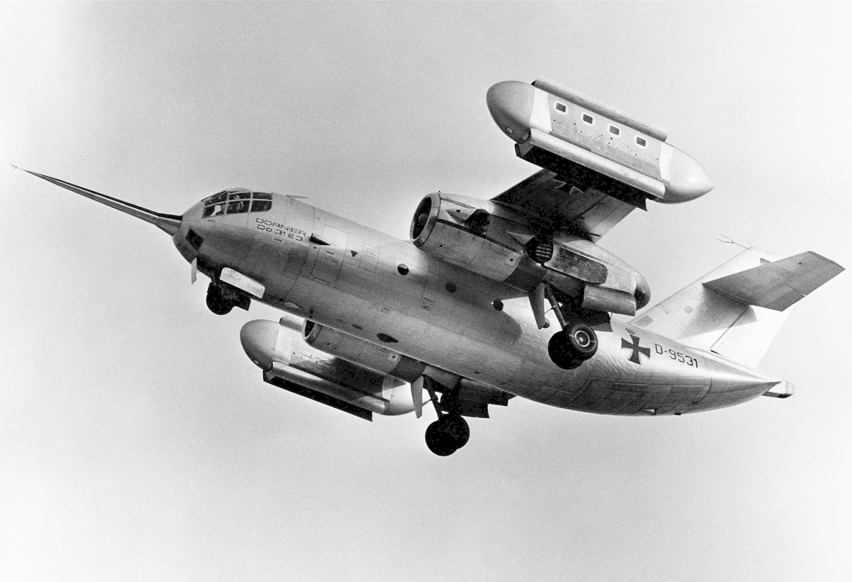 Dornier_Do-31_experimental_VTOL_transport_in_flight%2C_23_July_1968_%28A-42712-2%29.jpg