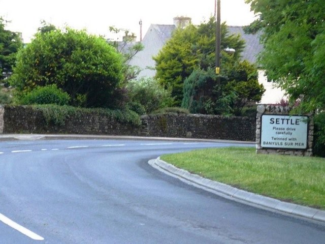 File:Entering Settle - geograph.org.uk - 1369866.jpg