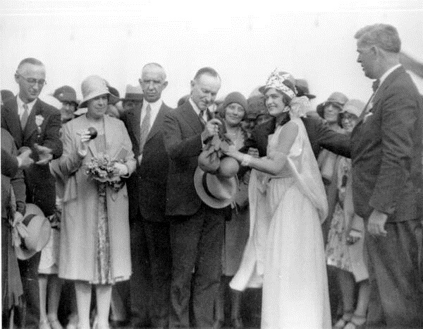 File:Former president Calvin Coolidge receiving grapefruit during Florida Orange Festival in Winter Haven.jpg