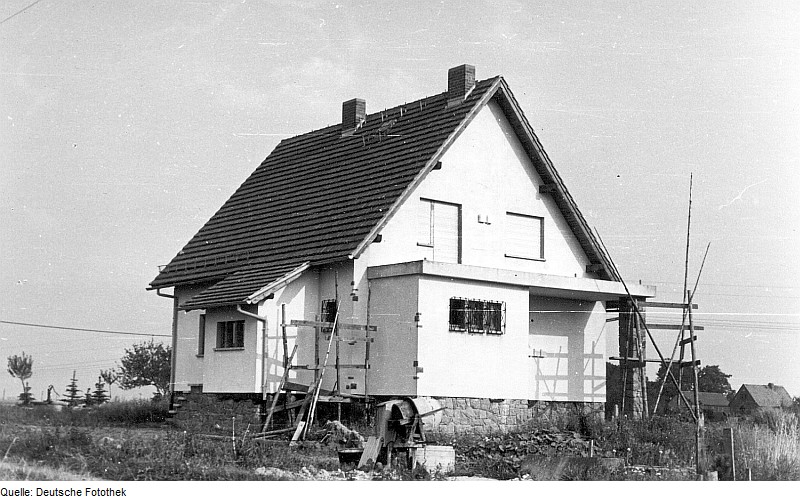 File:Fotothek df rp-a 0450004 Demitz-Thumitz-Stacha. Einfamilienhaus anstelle des Windmühlengehöfts.jpg