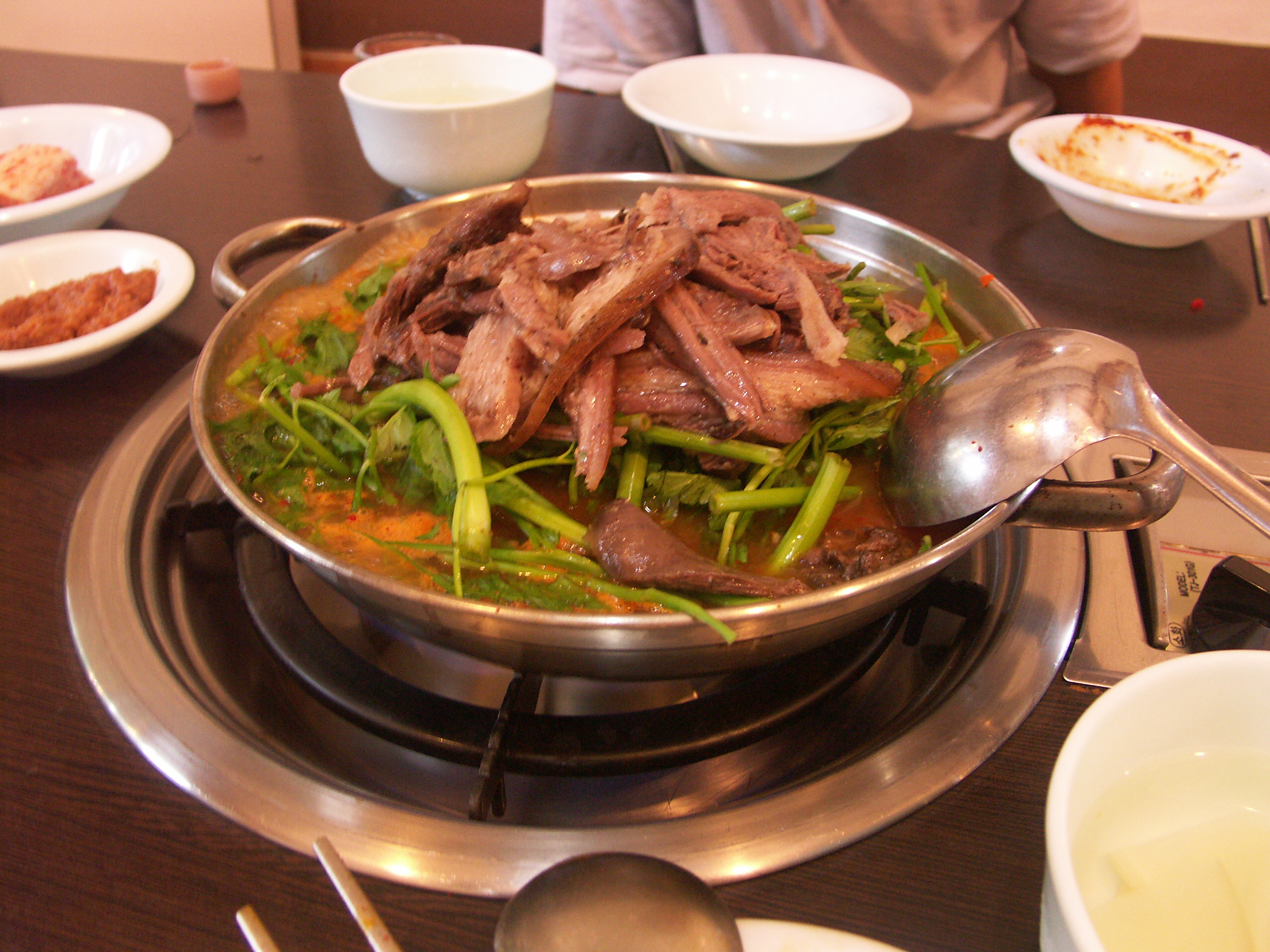 Собакам можно жареное. Корейская кухня собачатина. Посинтхан кэджангук. Блюда из собаки корейская кухня. Корейские рестораны с блюдами из собак.