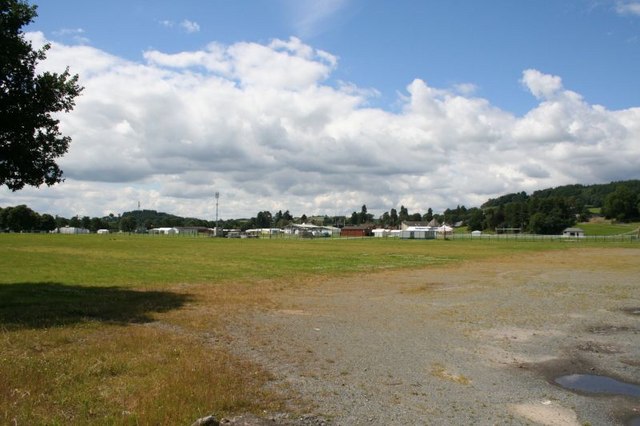 File:Getting ready for the show - geograph.org.uk - 884802.jpg