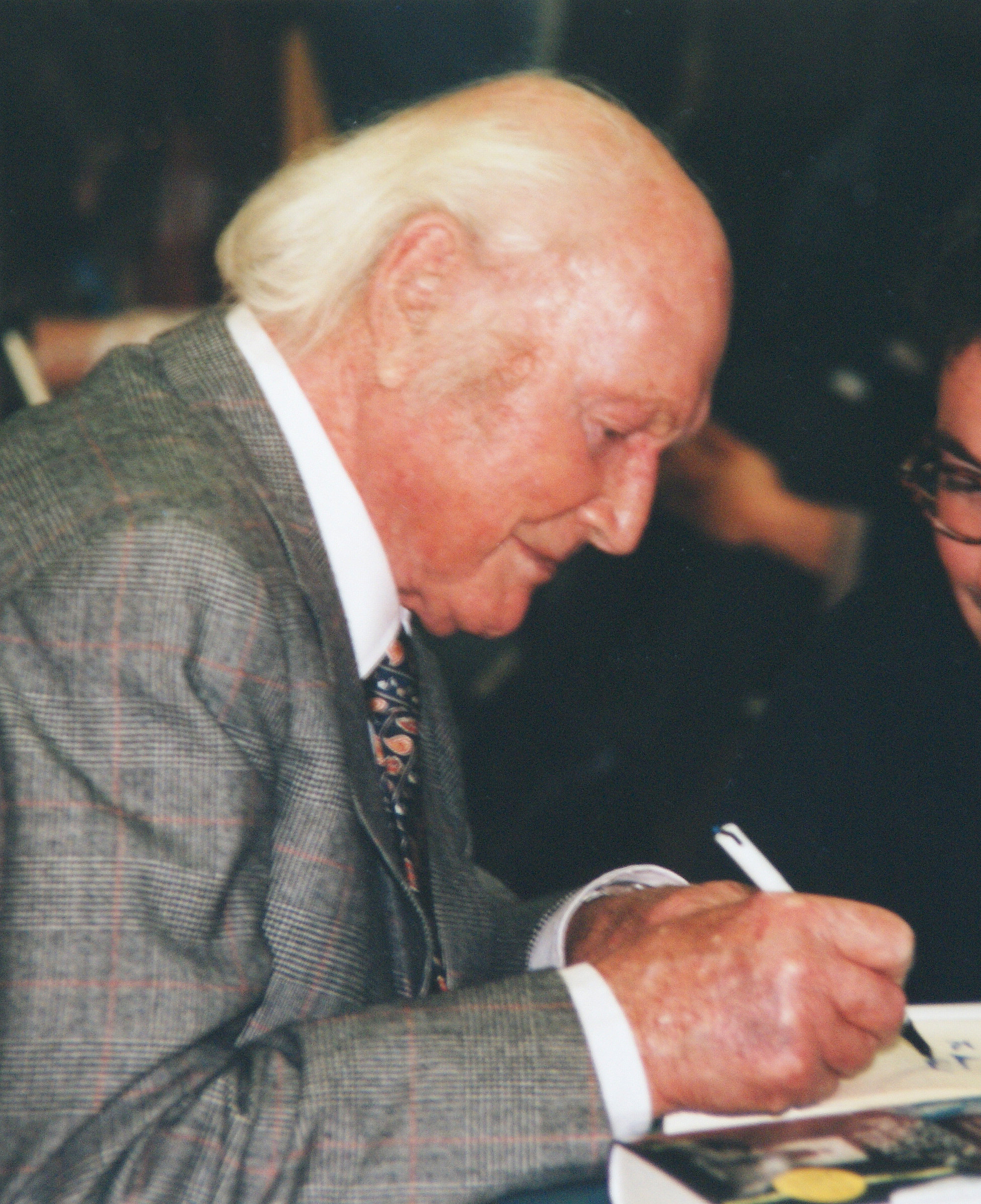 Heinrich Harrer signiert auf der Frankfurter Buchmesse 1997 sein Buch ''Wiedersehen mit Tibet''