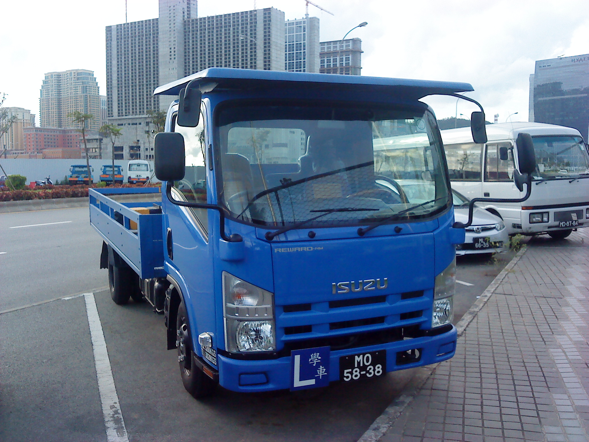 Download File:ISUZU ELF(REWARD) NMR TRAINING TRUCK.jpg - Wikimedia Commons