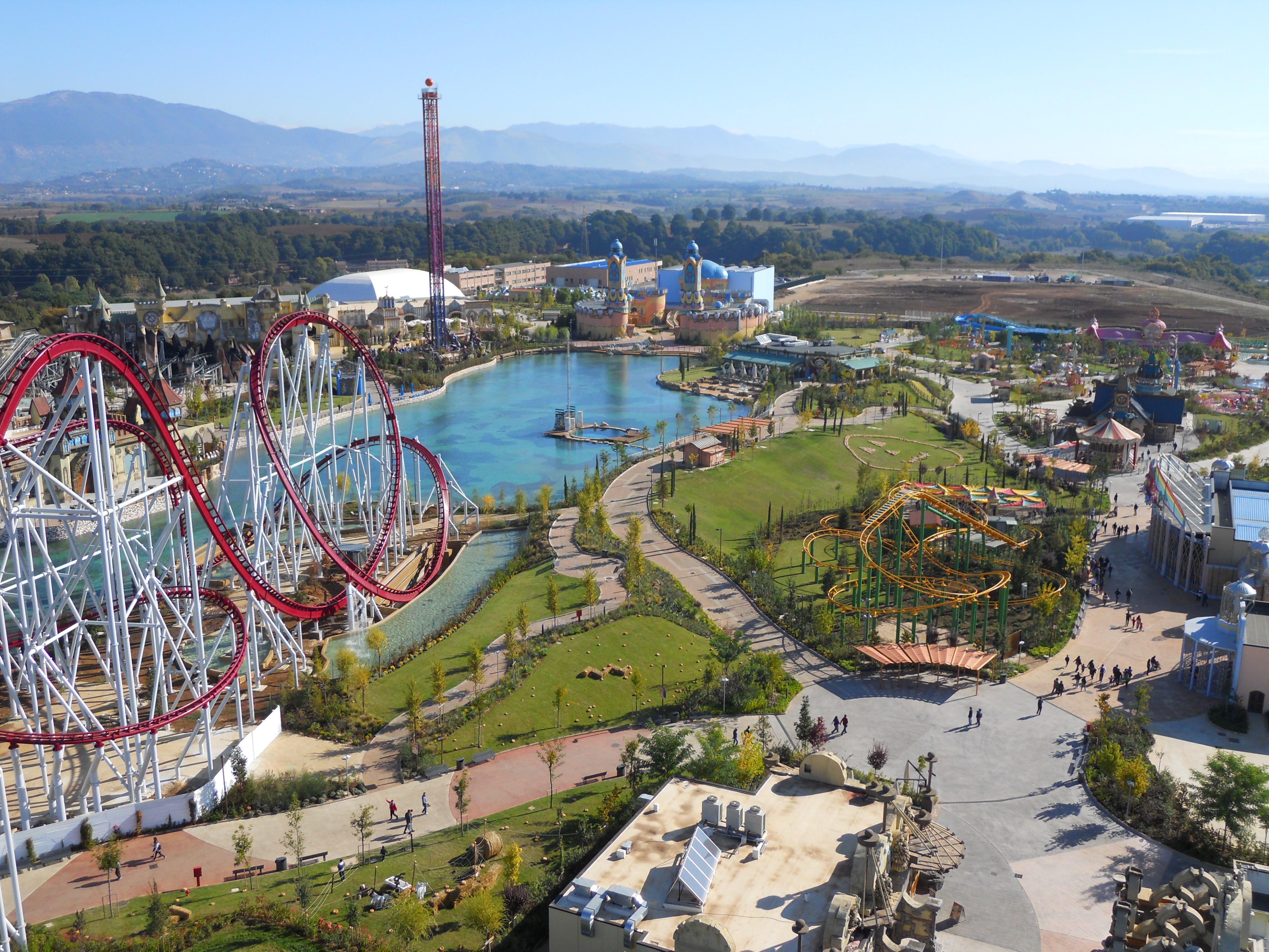 Rom park. Парк Rainbow Magicland. Rainbow Magicland аттракционы. Парк аттракционов Италия Rainbow. Парк аттракционов в Вальмонтоне в Италии.