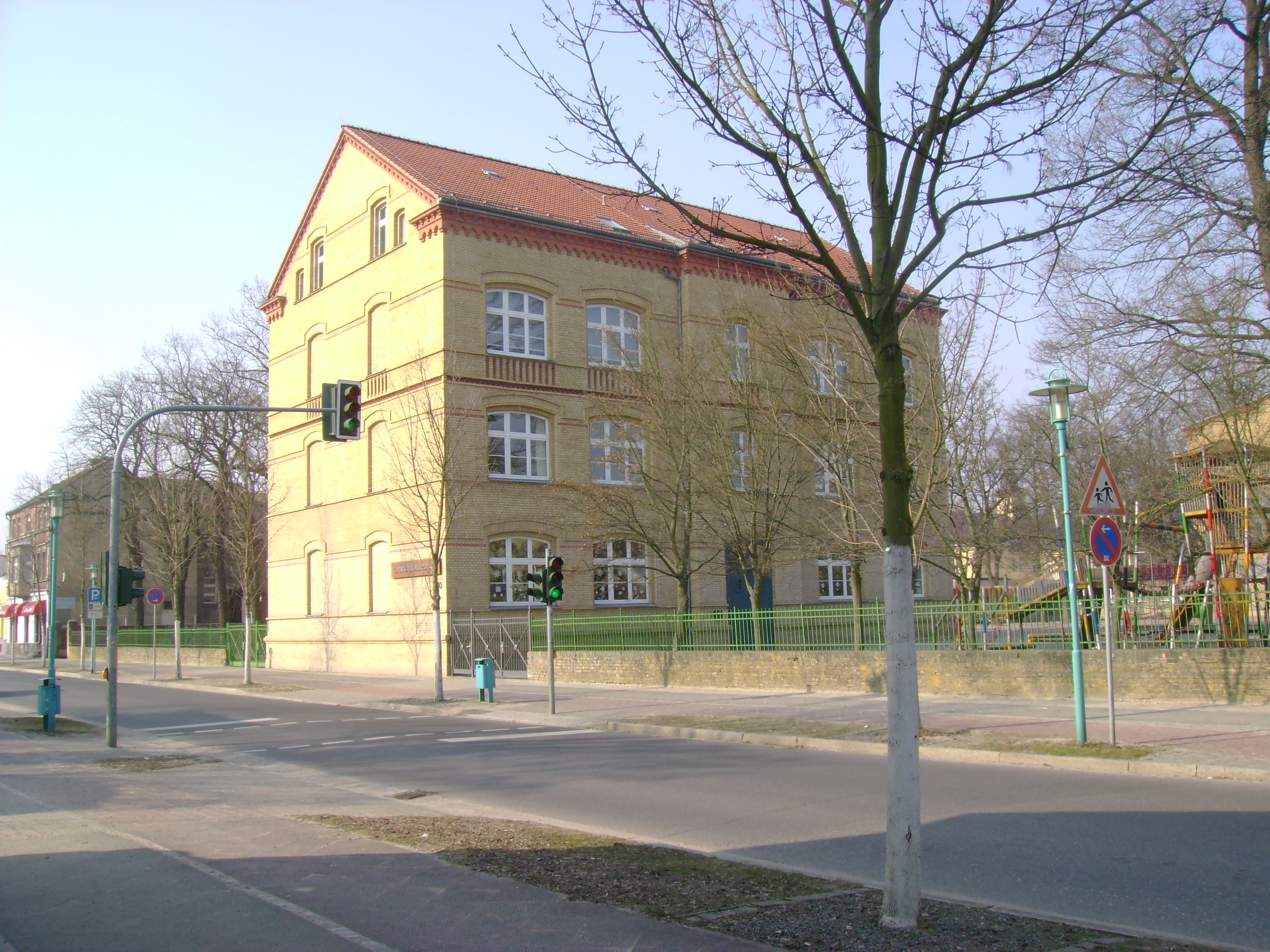Linden-Grundschule in Velten Viktoriastraße 10. Das Gebäude wurde 1885 erbaut und seitdem durchgehen...